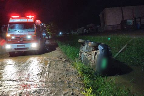 Carro de luxo vai parar em vala cheia de lama após motorista perder o