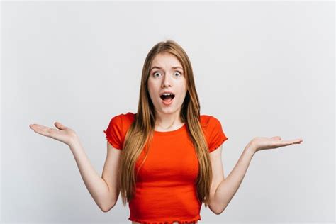 Femme Blonde à La Recherche De Choc Photo Gratuite