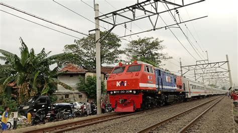 Kedatangan Si Merah Biru Yang Bikin Heboh Daop Moment Kereta