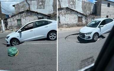 V Deo Asfalto Afunda Carro Cai Em Buraco Na Pista E Tr Nsito Fica