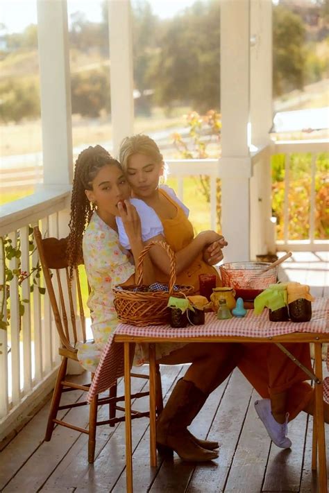 Lesbian Couple Is First In U K To Both Carry Baby In Their Wombs Artofit