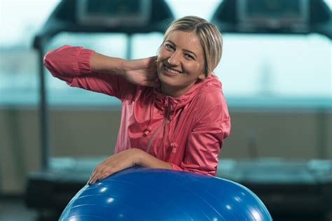 Femme S étire Sur Le Ballon Dans Une Salle De Sport Et Muscles De La