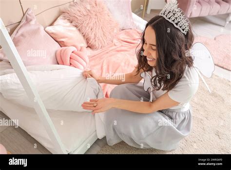 Girl Tooth Fairy Money Hi Res Stock Photography And Images Alamy