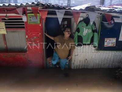 Banjir Landa Permukiman Di Petogogan Antara Foto