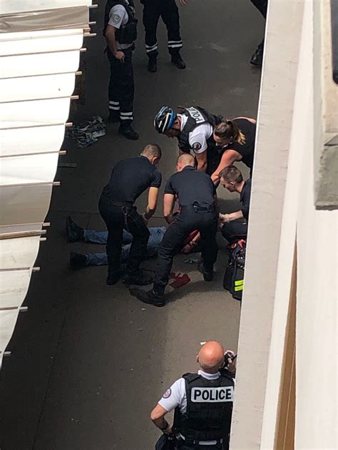 Paris Des Policiers Attaqués Par Un Homme Armé De Couteaux La Piste