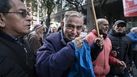 La Policía reprimió a jubilados que marchaban ante el Congreso contra