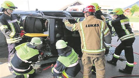 Feuerwehren Ben Rettung Von Eingeklemmten Personen Aus Autos