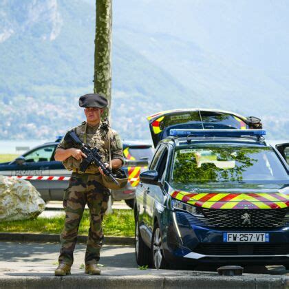 Attaque sauvage à Annecy qui est le héros au sac à dos qui a