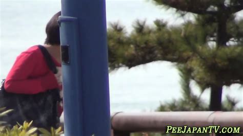 Kinky Nude Japanese Babe Urinating