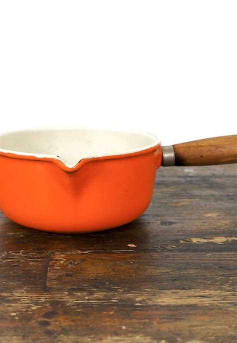 Oranje Gietijzeren Steelpan Le Creuset Met Schenktuit En Houten Handvat