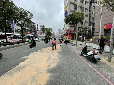 鑽車縫釀大禍女騎士撞公車再撞破貨車油箱 一路漏害4機車6人慘摔 社會萬象 社會 聯合新聞網