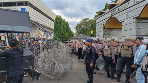 Polisi Kembali Pasang Kawat Berduri