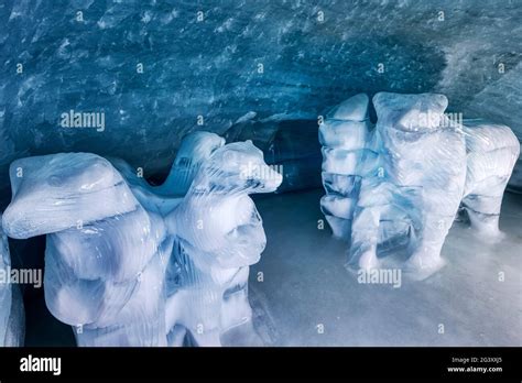 Esculturas De Hielo En El Palacio De Hielo De Jungfraujoch Valais