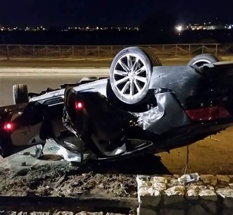 Incidente In Viale Poetto Auto Si Ribalta In Cunetta Nella Notte