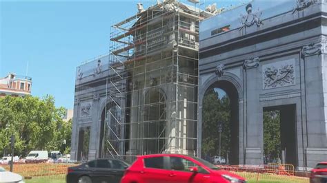 Madrid cubre la Puerta de Alcalá con una lona gigante que reproduce el