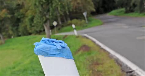 Blaue Gummihandschuhe werden seit Monaten an Landstraße entsorgt