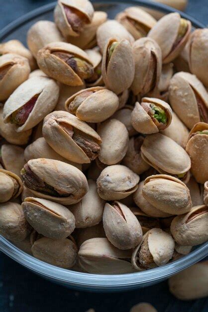 Pistachos Tostados Y Salados En Recipiente De Vidrio Foto Premium