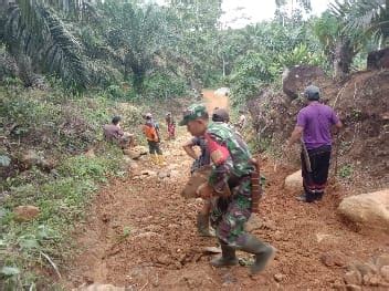 Koramil Pino Bantu Masyarakat Desa Merambung Perbaiki Jalan