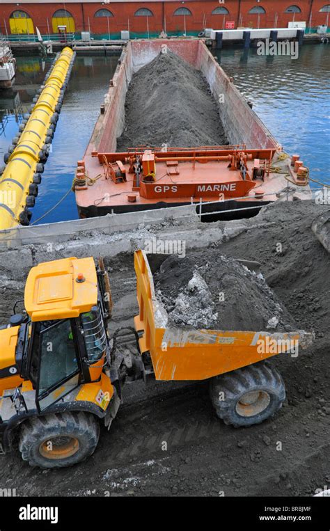 Construction Dumper Trucks Uk Hi Res Stock Photography And Images Alamy