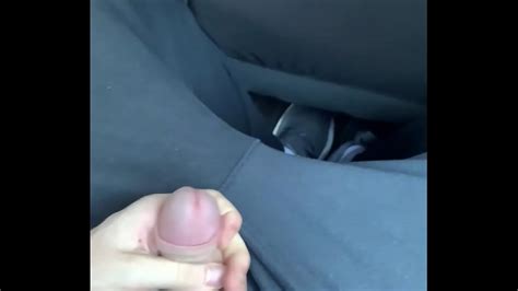 maricón se masturba en la parte trasera del coche XVIDEOS