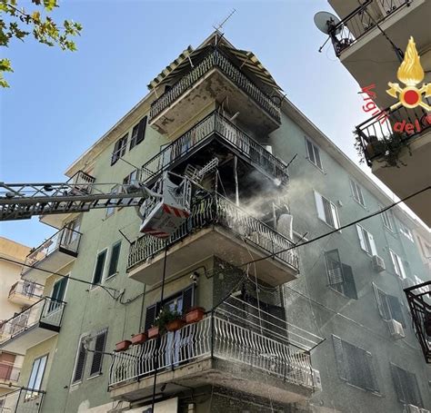 Crotone Momenti Di Panico Per Un Incendio Sul Balcone Di Un Palazzo In