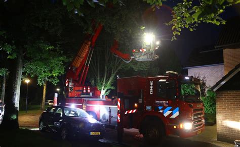 Brandweer Redt Jonge Vrouw Van Dak In Haaren