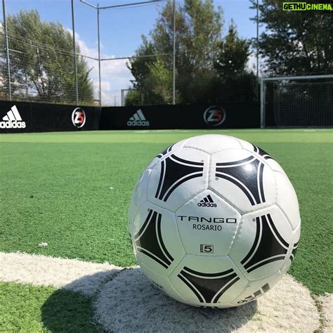 Zinedine Zidane Instagram Le Football Est De Retour Au Z5 ⚽️😊 Z5aix