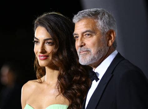 Amal Clooney très sensuelle en décolleté au bras de Georges Clooney