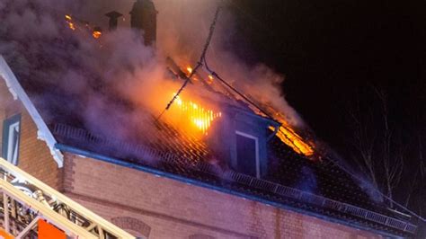 Feuerwehreinsatz in Stuttgart Balkonbrand greift auf Dachstuhl über