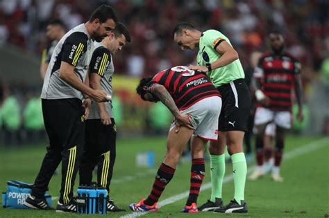 Pedro sente lesão muscular e pode ser mais um desfalque para o Flamengo