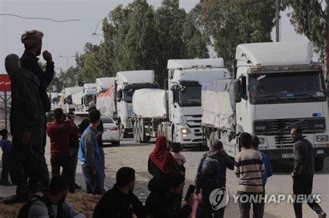 가자지구 북부 진입 기다리는 구호품 트럭 네이트 뉴스