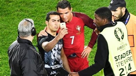 Após torcedor invadir campo para tirar selfie CR7 Portugal será