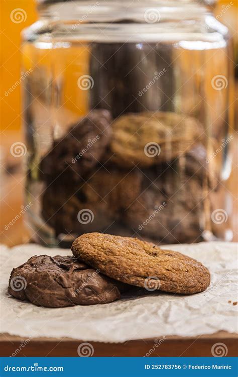 Chocolate Delicioso E Biscoitos De Mel E Um Frasco Cheio De Biscoitos