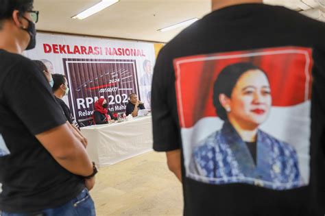 Foto Tak Mau Kalah Sejumlah Relawan Deklarasikan Puan Maharani For