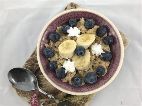 Erdmandel Porridge Frühstücksbrei mit Banane und Blaubeeren