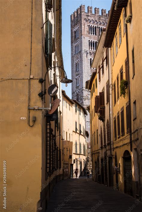 Une Rue En Italie Une Rue Et Un Campanile Italien La Ville De Lucques