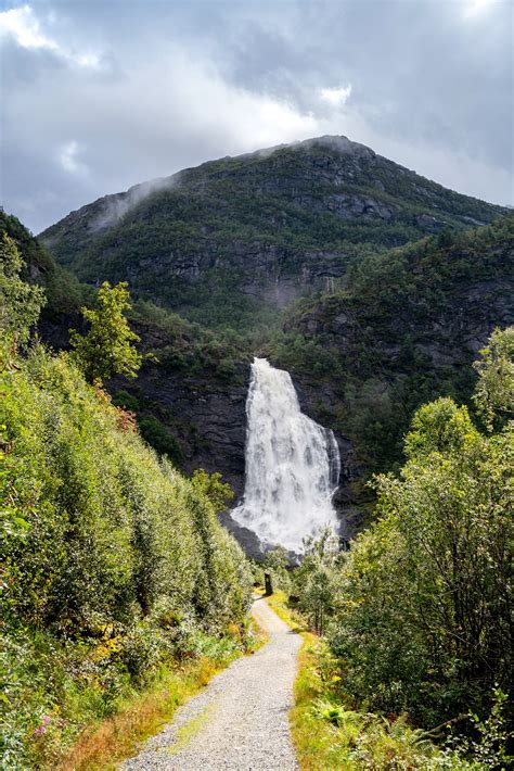 Day trip to Hardangerfjord from Bergen • Young Wayfarer