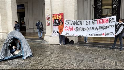 Genova Universitari In Tenda Davanti Alla Regione Contro Il Caro