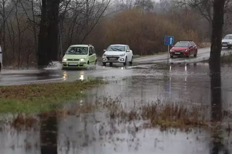 Widawa pod Wrocławiem przekroczyła stany alarmowe Rzeka wdarła się na