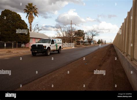 Jan. 28, 2013 - Douglas, Arizona, U.S - A U.S. Border patrol agent ...