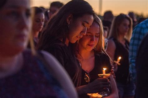 Luto Y Dolor En Vigilia Por Las V Ctimas De Masacre En Escuela De Ee Uu