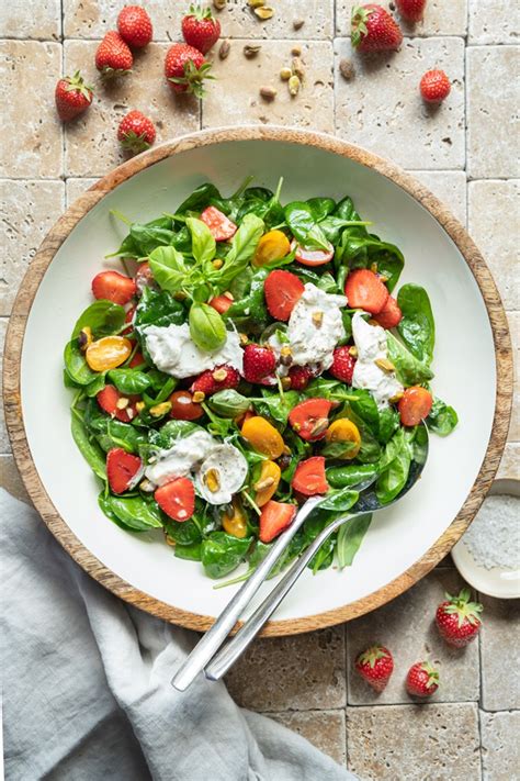 Schnelles Rezept Fruchtiger Erdbeer Spinat Salat Mit Burrata