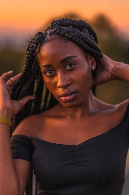 Estilo De Vida Chica Latina Con Piel Negra Con Hermosas Trenzas Largas En El Cabello Con Un