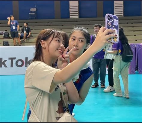 Hot girl bóng chuyền Việt được hàng chục ống kính vây quanh nhan sắc cỡ nào mà đối thủ Thái xin