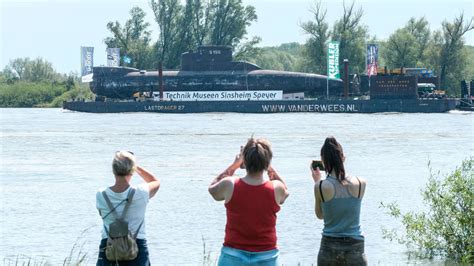 U Boot auf dem Rhein hat NRW verlassen Koloss rückt seinem Ziel immer