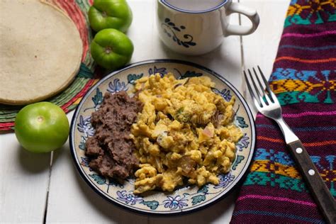 Huevos Revueltos Con Salsa Verde Y Frijoles Refritos Sobre Fondo Blanco