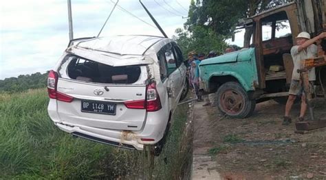 Avanza Berpenumpang 7 Orang Di Karimun Terjun Ke Parit Semua Masuk RS