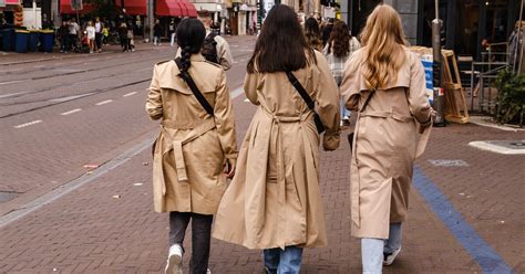 Deze Dames In Dezelfde Klassieke Trenchcoat Bewijzen Dat Uniformiteit