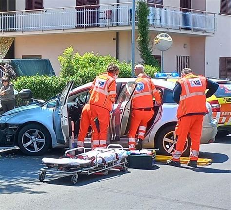 Schianto In Viale Veneto Lauto Sbatte Contro Un Albero Grave La Donna