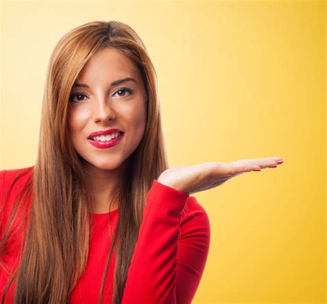 Adolescente enseñando la mano abierta sobre fondo amarillo Foto Gratis